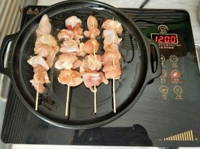 排入鸡肉串小火慢煎