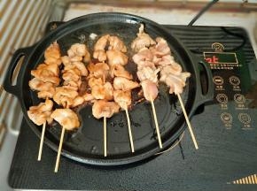 等鸡肉串都煎熟的时候，两面刷上海鲜酱关火，利用余温将酱汁焖热