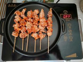 表面撒上适量芝麻即可