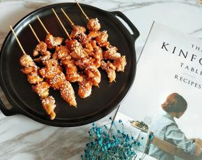 蜜汁鸡肉串，口感微甜，跟平时的烤肉串不一样哒