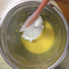 取部分蛋白加入蛋黄糊