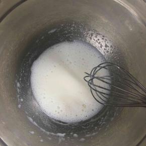 油和牛奶搅拌至看不到油脂