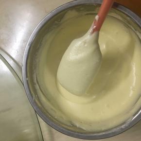 搅拌好的蛋黄糊倒回蛋白中，搅拌均匀