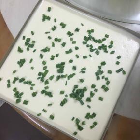 面糊倒入金盘。撒葱花