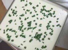 面糊倒入金盘。撒葱花