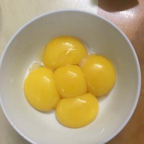 蛋黄分好备用