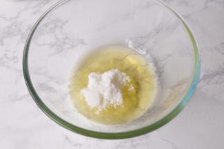 先将玉米油花生油与糖放在一起充分搅拌均匀。