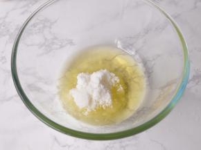 先将玉米油花生油与糖放在一起充分搅拌均匀。