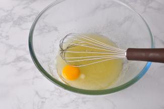 放入鸡蛋搅拌。