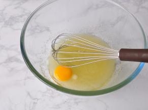 放入鸡蛋搅拌。