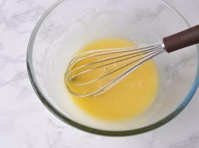 再次打匀，这时的糖基本已经溶化了。