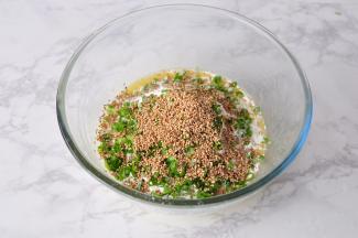 加入面粉小苏打香葱芝麻盐。