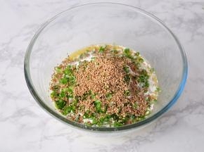 加入面粉小苏打香葱芝麻盐。