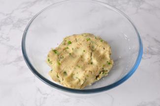 拌匀后用手轻压成团。