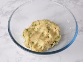 拌匀后用手轻压成团。