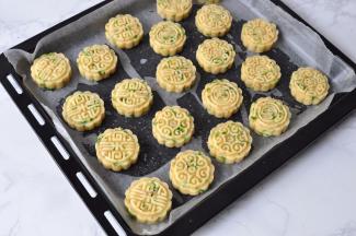 用手直接压成饼，或者用模具压成型，我用的是50克的月饼模具。