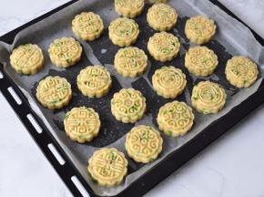 用手直接压成饼，或者用模具压成型，我用的是50克的月饼模具。