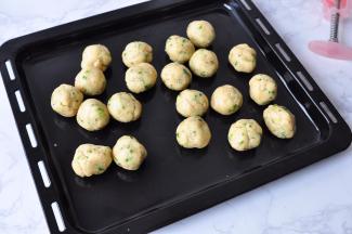 分成每个约25克的面团。