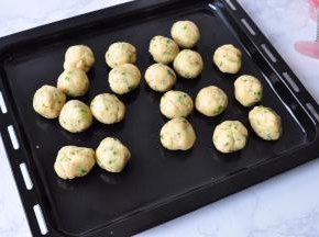 分成每个约25克的面团。