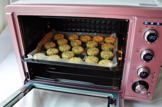 听到预热完成的提示音后，将烤盘放入，中层