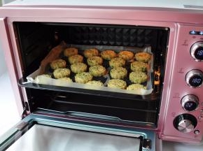 听到预热完成的提示音后，将烤盘放入，中层