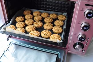 喜欢上色轻的20分钟就差不多，喜欢酥脆焦香一点的，烤25分钟，可烤好后观察下，如果上色不太深，在烤盘里再闷会了出炉。