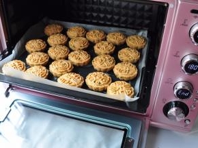 喜欢上色轻的20分钟就差不多，喜欢酥脆焦香一点的，烤25分钟，可烤好后观察下，如果上色不太深，在烤盘里再闷会了出炉。