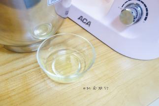 现将蛋黄蛋白分开，蛋白糖只取蛋白部分，一定要无油无水的容器