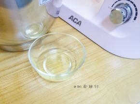 现将蛋黄蛋白分开，蛋白糖只取蛋白部分，一定要无油无水的容器