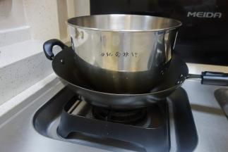 隔水将蛋白跟白砂糖手动搅拌