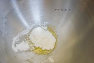 蛋白35g 白砂糖70g盐一次性加入打蛋盆里备用