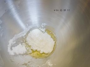 蛋白35g 白砂糖70g盐一次性加入打蛋盆里备用