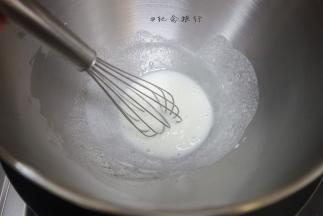 用温度计测一下温度搅拌加热至45度离火