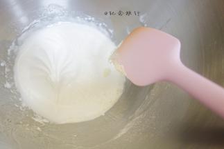 倒入蛋白霜里面刮刀稍微拌匀一下