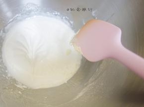 倒入蛋白霜里面刮刀稍微拌匀一下