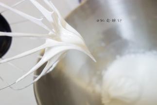 这样的蛋白霜就可以了，千万别打太久会变软哦，但是也不能打发不够那花纹就会不清晰哦