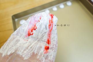 将蛋白霜放入裱花嘴挤 有颜色的用牙签挑一点涂在裱花袋上再装入蛋白霜 出来的颜色就是渐变的了
