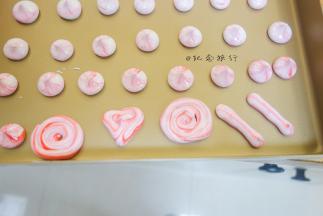 裱花嘴离烤盘1厘米左右垂直挤出 跟挤奶油手法差不多最上面有个小弯钩是不是很可爱，你也可以做成这样的圆形跟长条的形状