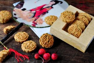 以甜为主，略带咸味，葱味香而不浓，又酥又脆，反正停不了口了。