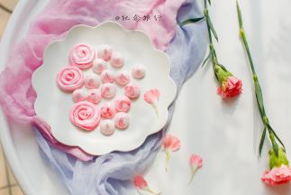 烤箱预热90度烤80分钟左右 中间调转烤盘2-3次，烤透烤干的蛋白糖可以轻松从油纸上拿下来不会有糖留在油纸上就是可以了