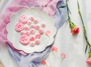 烤箱预热90度烤80分钟左右 中间调转烤盘2-3次，烤透烤干的蛋白糖可以轻松从油纸上拿下来不会有糖留在油纸上就是可以了