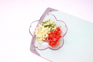 蒜瓣拍碎、葱切段、小米辣切段