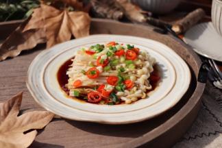 淋在金针菇上即可，撒少许葱花装饰即可
