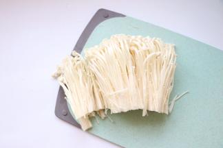 金针菇去根蒂洗净