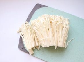 金针菇去根蒂洗净