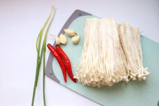 食材准备：金针菇260g、葱两根、蒜瓣两个、红尖椒2个