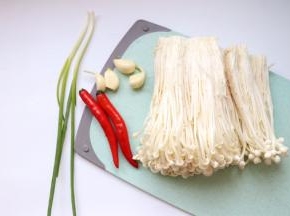 食材准备：金针菇260g、葱两根、蒜瓣两个、红尖椒2个