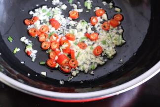 锅中油烧热，放葱、蒜、辣椒爆炒出蒜香辣味