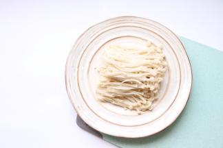 金针菇烫好捞出沥水摆盘