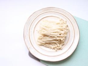 金针菇烫好捞出沥水摆盘